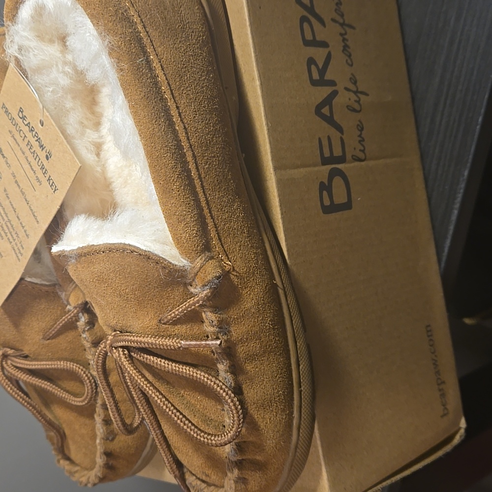Nwt- BearPaw Chestnut Brown Shearling Moccasin Slippers Size 6 - Picture 2 of 2